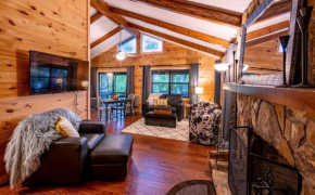 Lakeside Mountain Oasis - 3 Bedroom Cabin with Outdoor Hot Tub